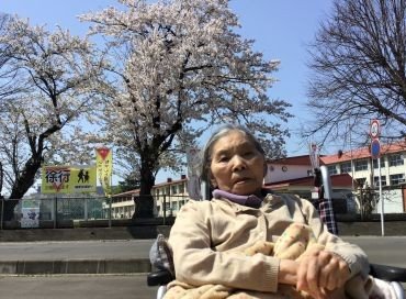 入居者様がお花見をしている様子