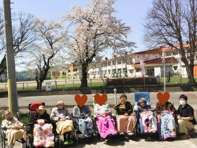 入居者様がお花見をしている様子
