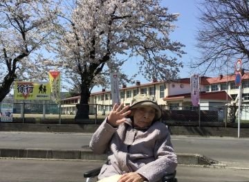 入居者様がお花見をしている様子