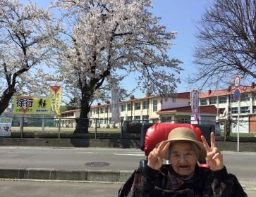 入居者様がお花見をしている様子