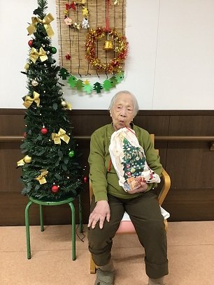 入居者様がプレゼントを受け取っている様子